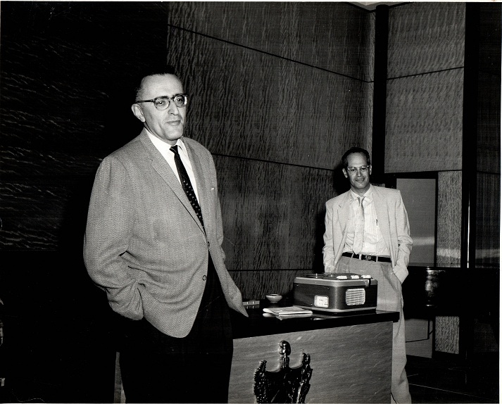Foto de En conferencia junto a su amigo, el escritor y artista cubano Samuel Feijóo. Salón de Actos de la BNJM, marzo de 1960. Colección de fotografías BNJM.